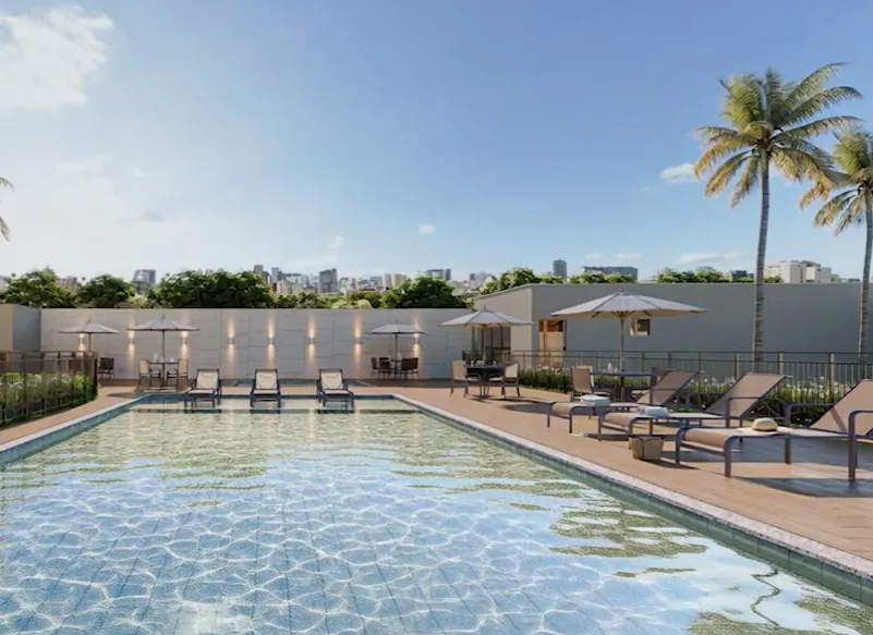 Piscina com deck e vista da cidade