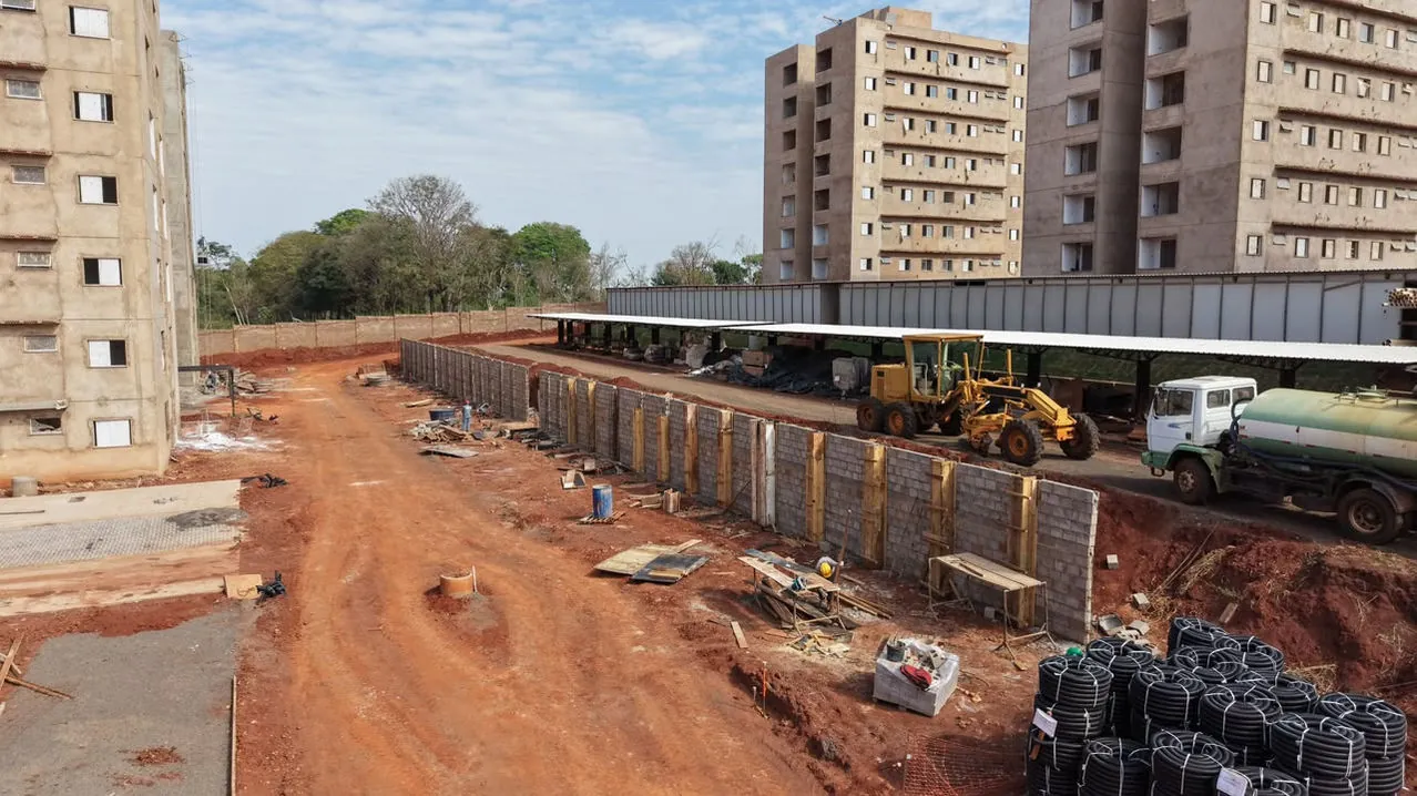 Obra em andamento: torres e estacionamento